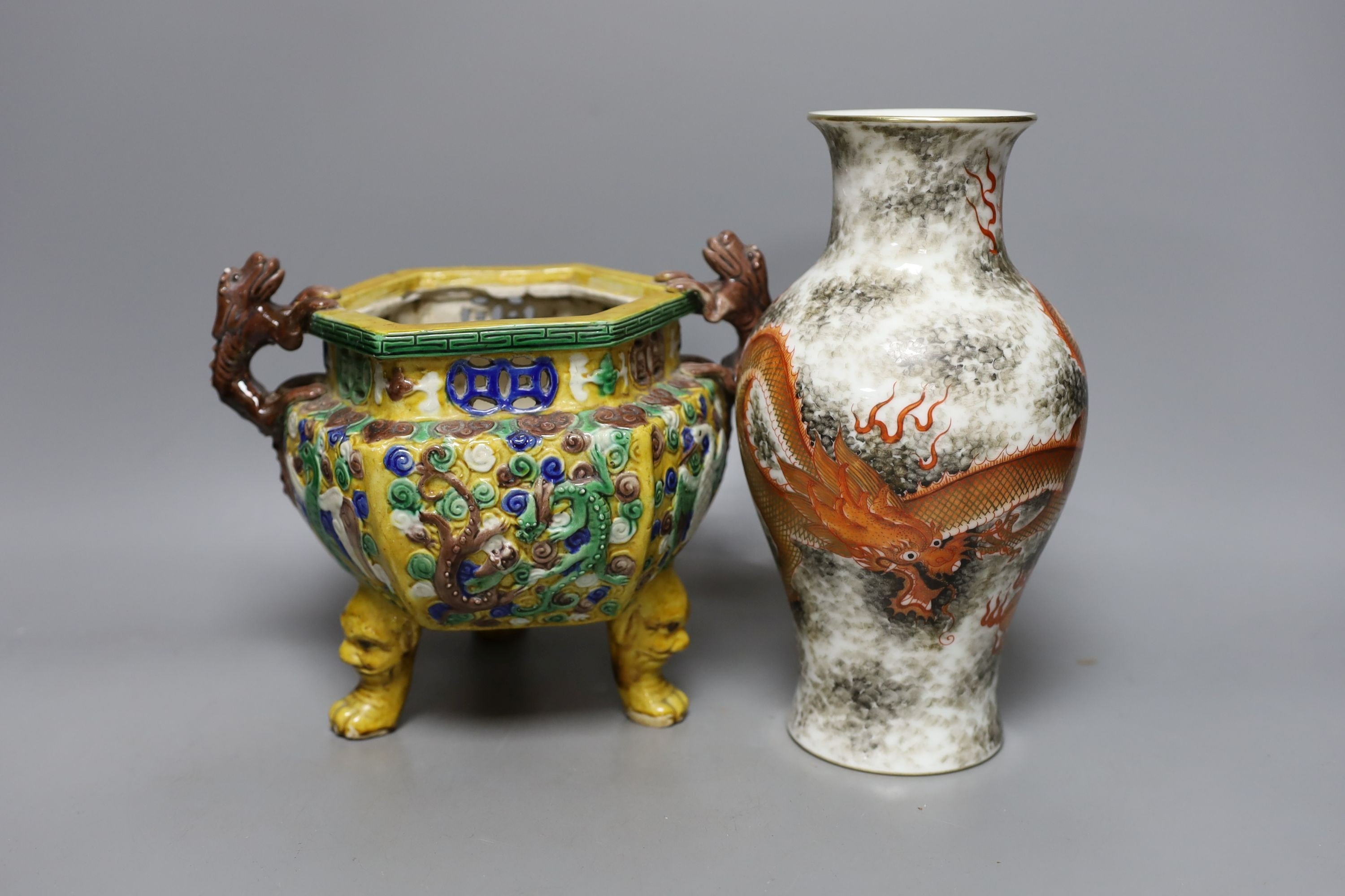 A Chinese sancai tripod censer together with a Chinese dragon pattern vase, 23.5cm tall, (2)